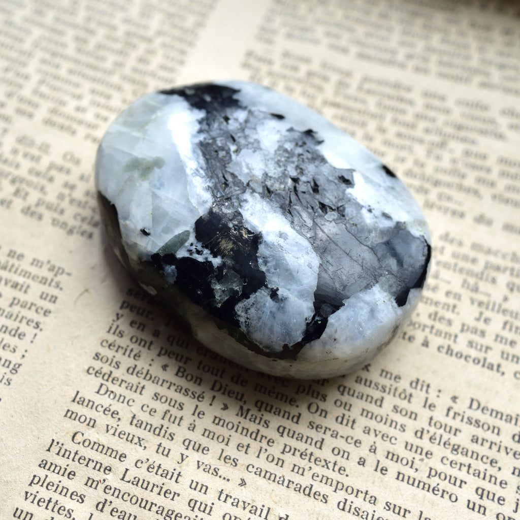レインボームーンストーン　ホワイトラブラドライト　ブラックトルマリン　ビッグ・パームストーン　インド産　143ｇ