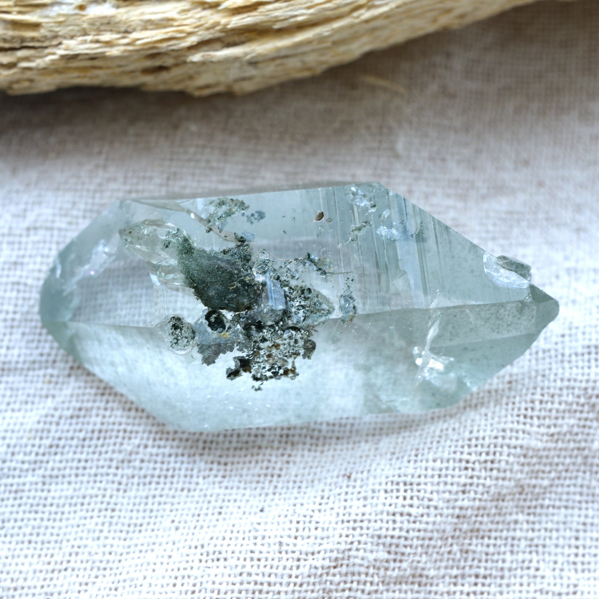 ヒマラヤ水晶　クローライト・イン・クォーツ　両剣水晶　ブリッジ　インド・マニハール産　50ｇ