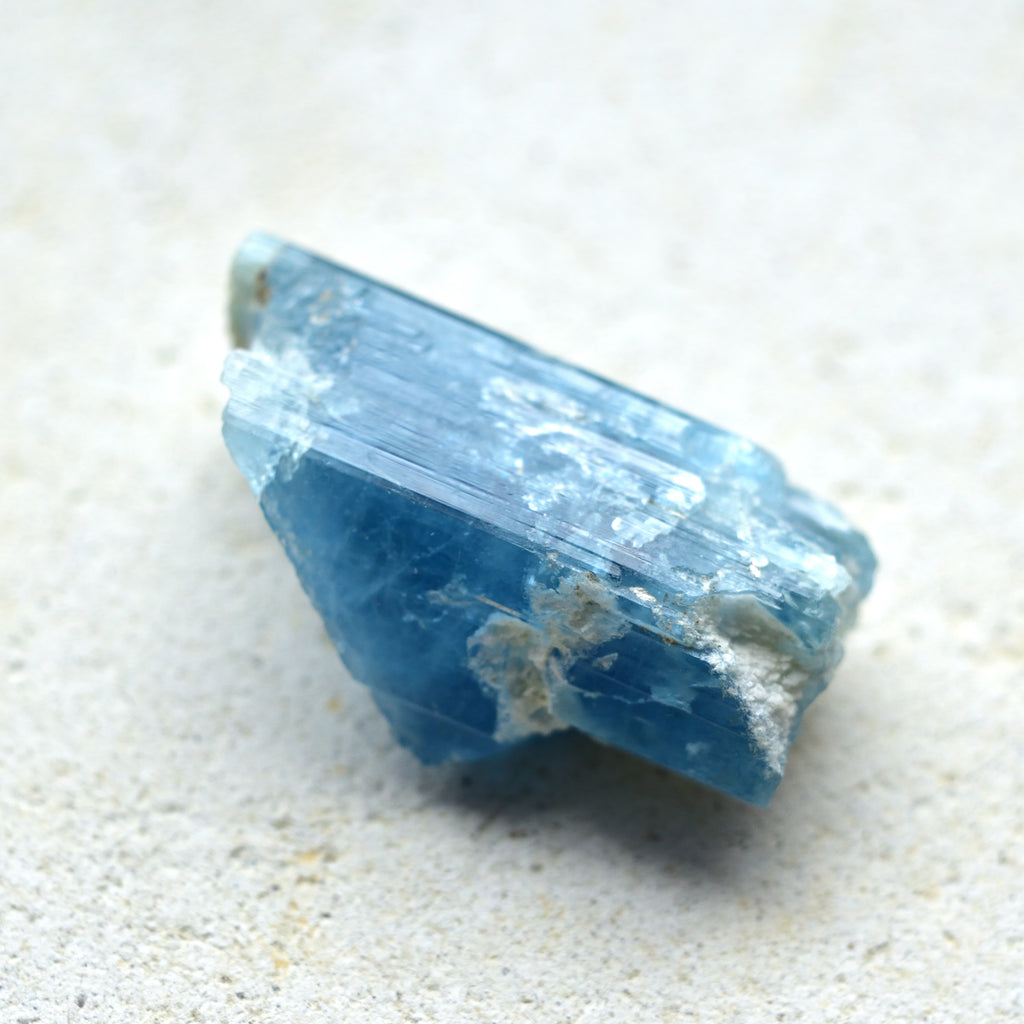 アクアマリン結晶　Abyss Blue　ベトナム産　43.7cts.