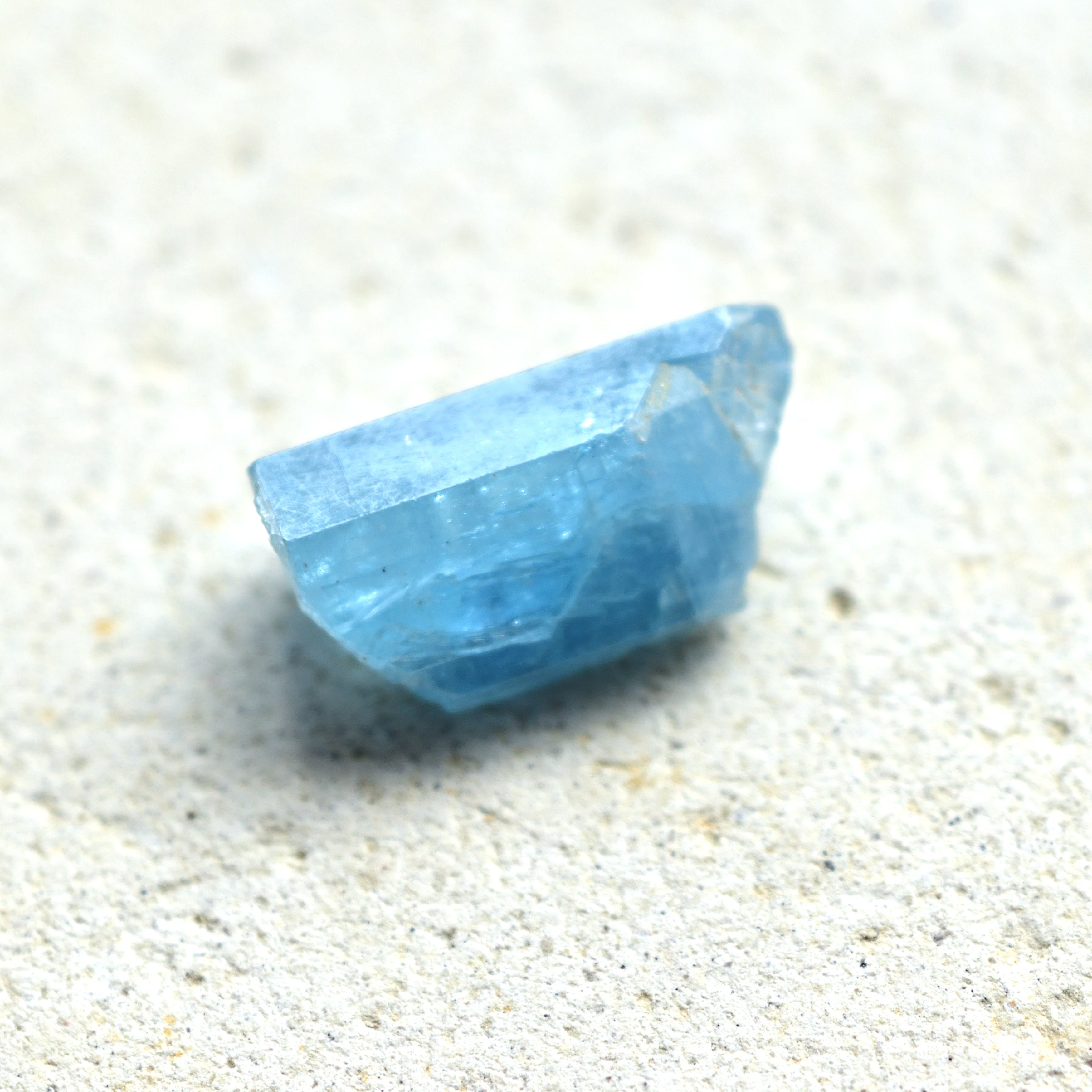 アクアマリン結晶　Cerulean Blue　ベトナム産　7.5cts.
