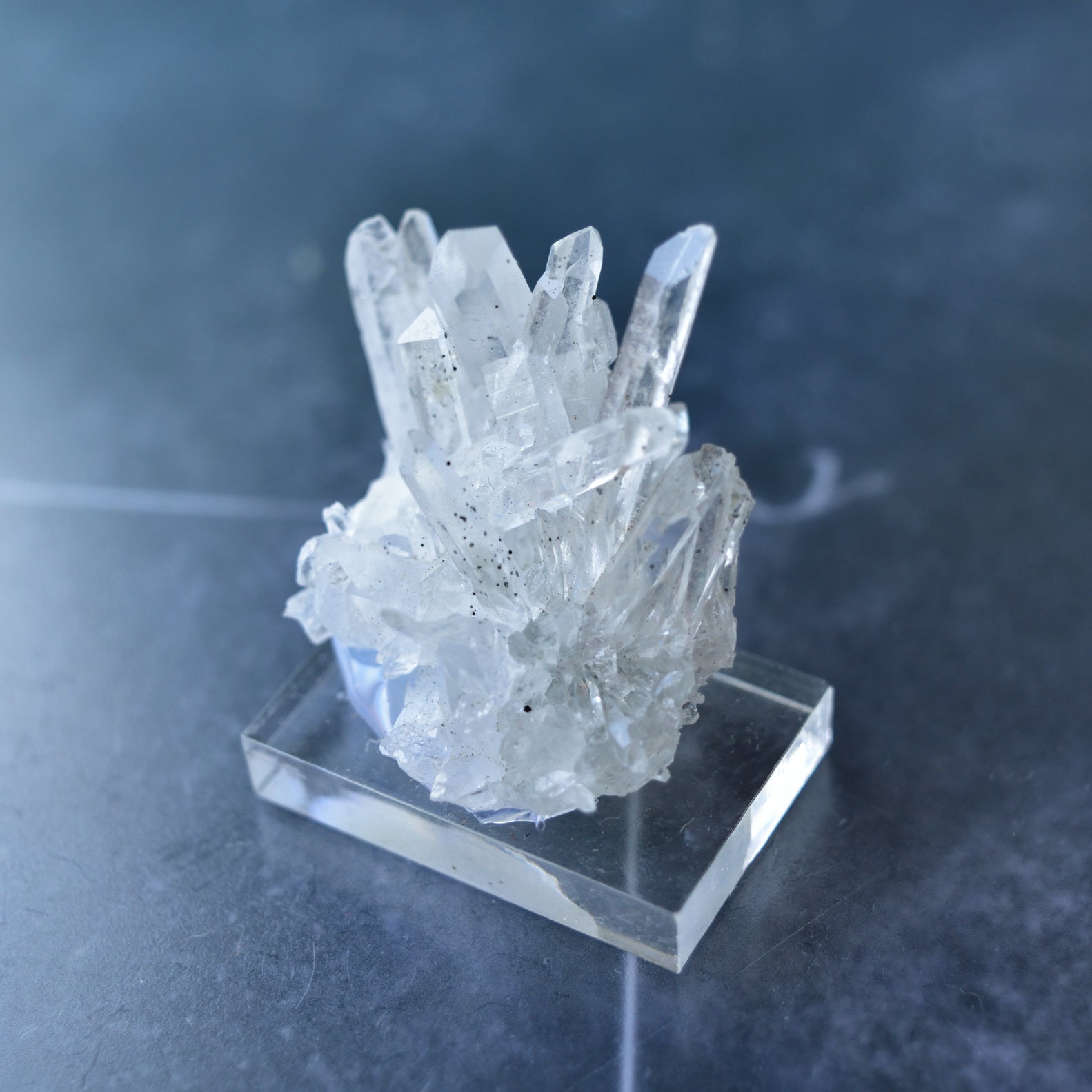 ヘマタイト・イン・クォーツ・クラスター　ブルガリア・マダン鉱山産　15g