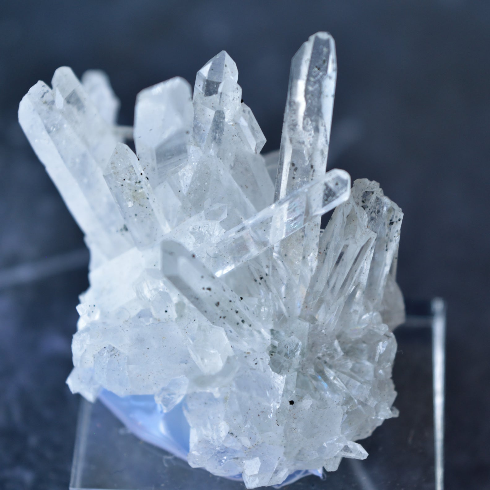 ヘマタイト・イン・クォーツ・クラスター　ブルガリア・マダン鉱山産　15g