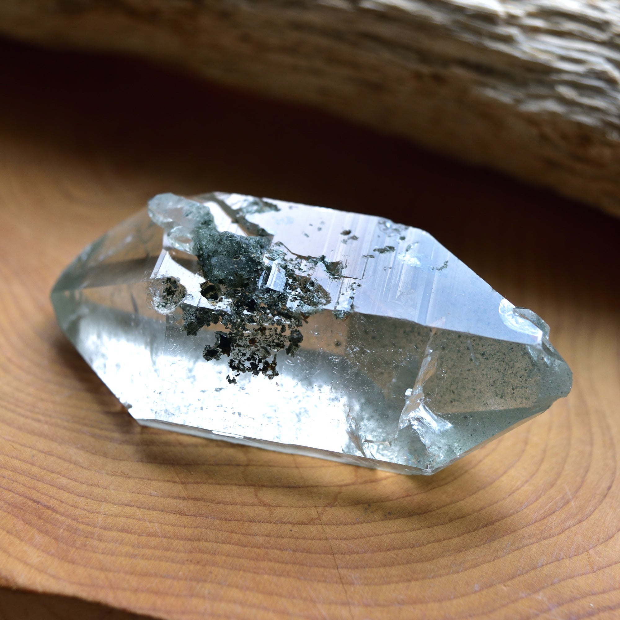 ヒマラヤ水晶　クローライト・イン・クォーツ　両剣水晶　ブリッジ　インド・マニハール産　50ｇ