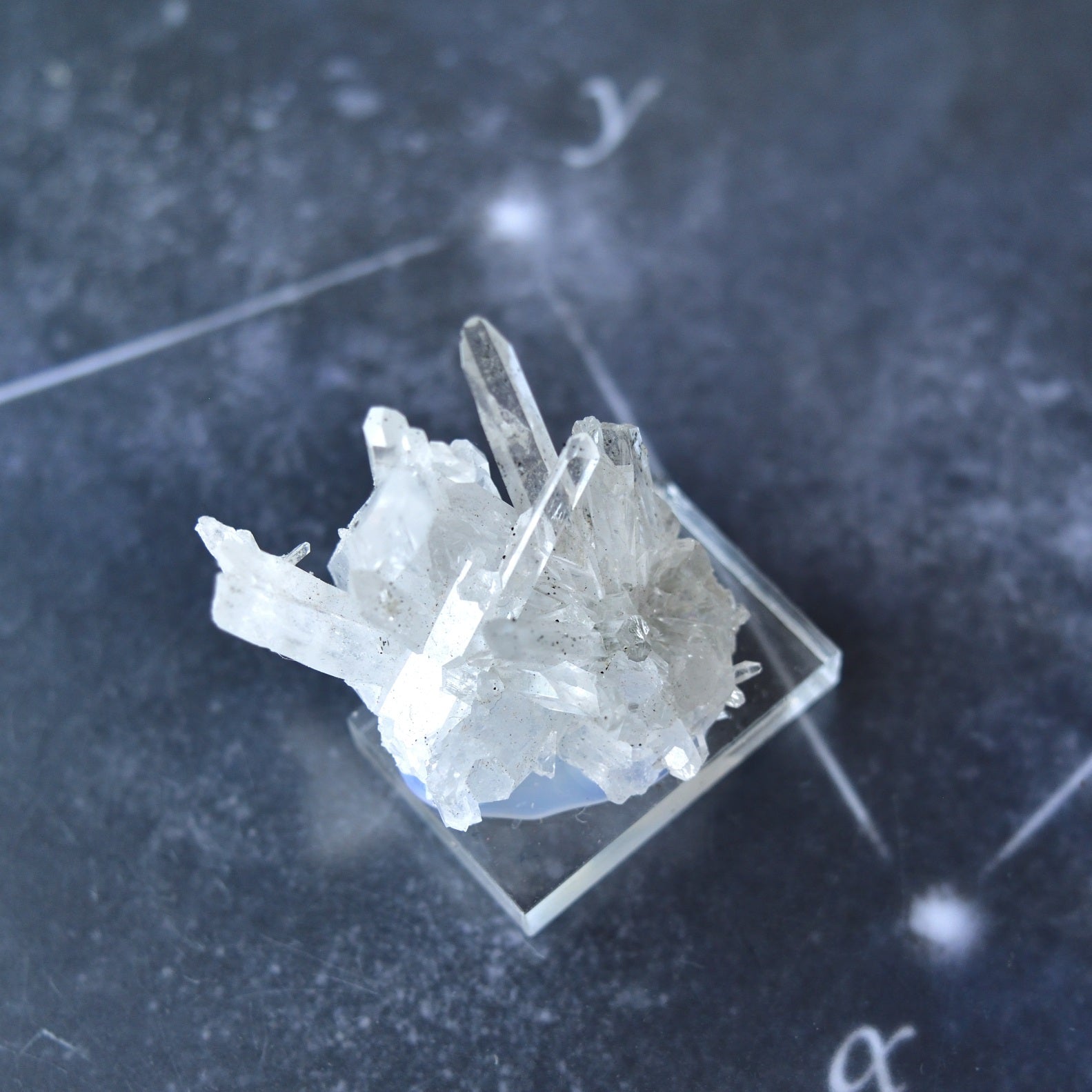 ヘマタイト・イン・クォーツ・クラスター　ブルガリア・マダン鉱山産　15g