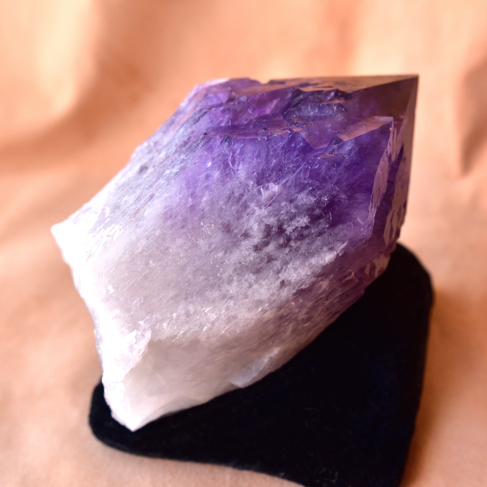 ボリビアン・アメジスト　Lemurian Violet Flame　イシス　ボリビア産　1.03kg