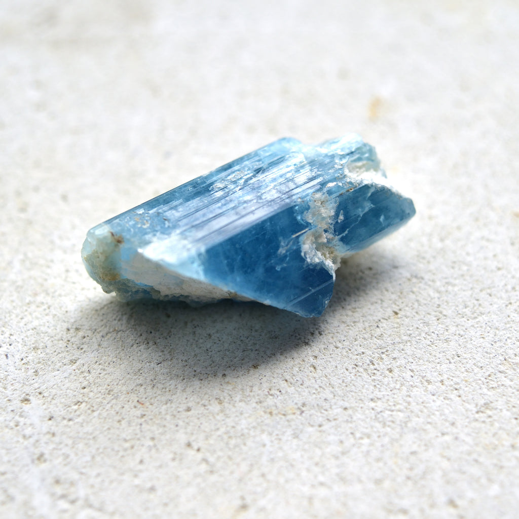 アクアマリン結晶　Abyss Blue　ベトナム産　43.7cts.