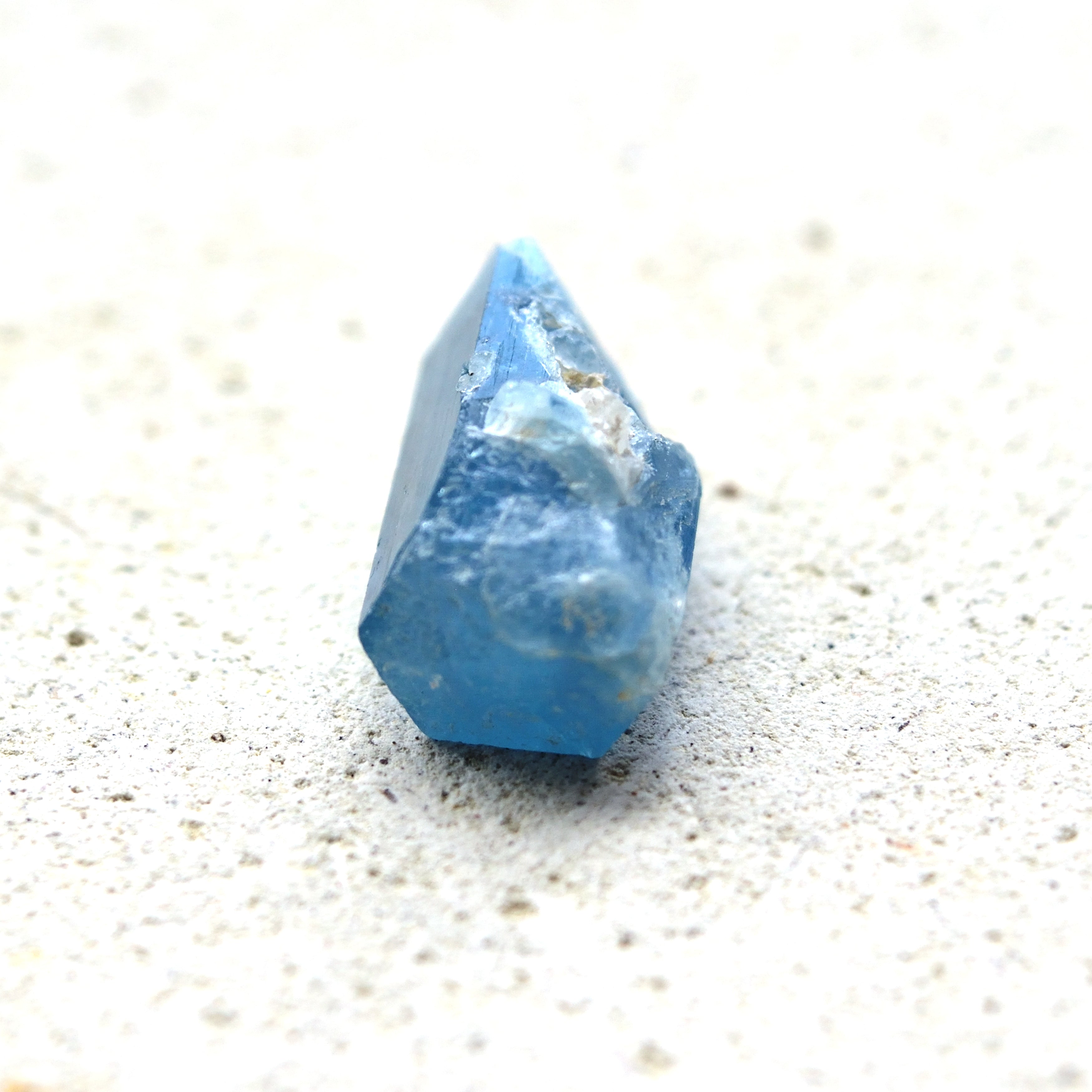 アクアマリン結晶　Abyss Blue　ベトナム産　9.5cts.