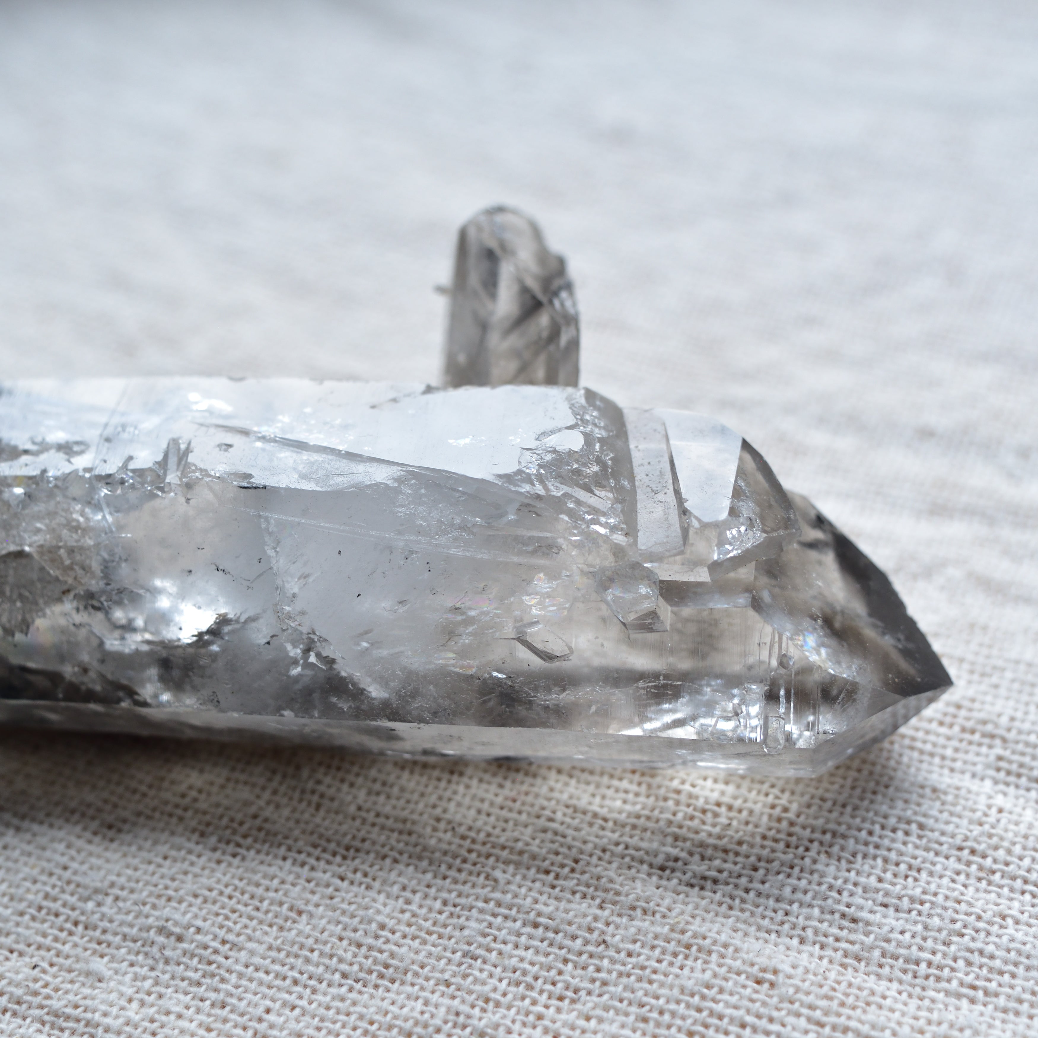 チベタン・クォーツ　両剣水晶　シンギングクリスタル　ファントム　”陰陽”　チベット産　147g
