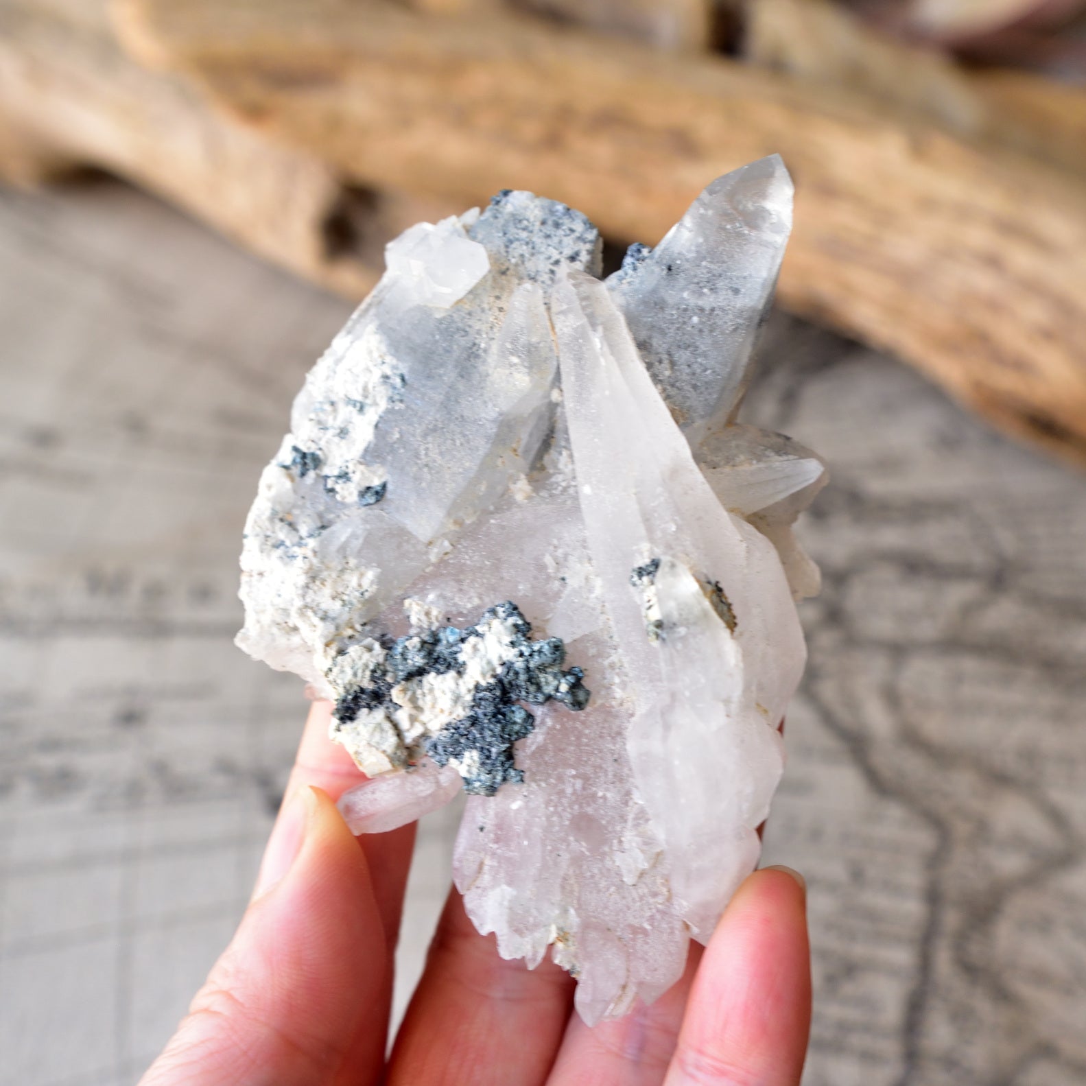 ホワイト・カイラス　精霊の住処　クローライト　シンギング　ヒマラヤ水晶　チベット・カイラス山産　126g