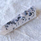 カルサイト・イン・クォーツ　ヘマタイト　Protective Channeling Wand　内モンゴル産　40g