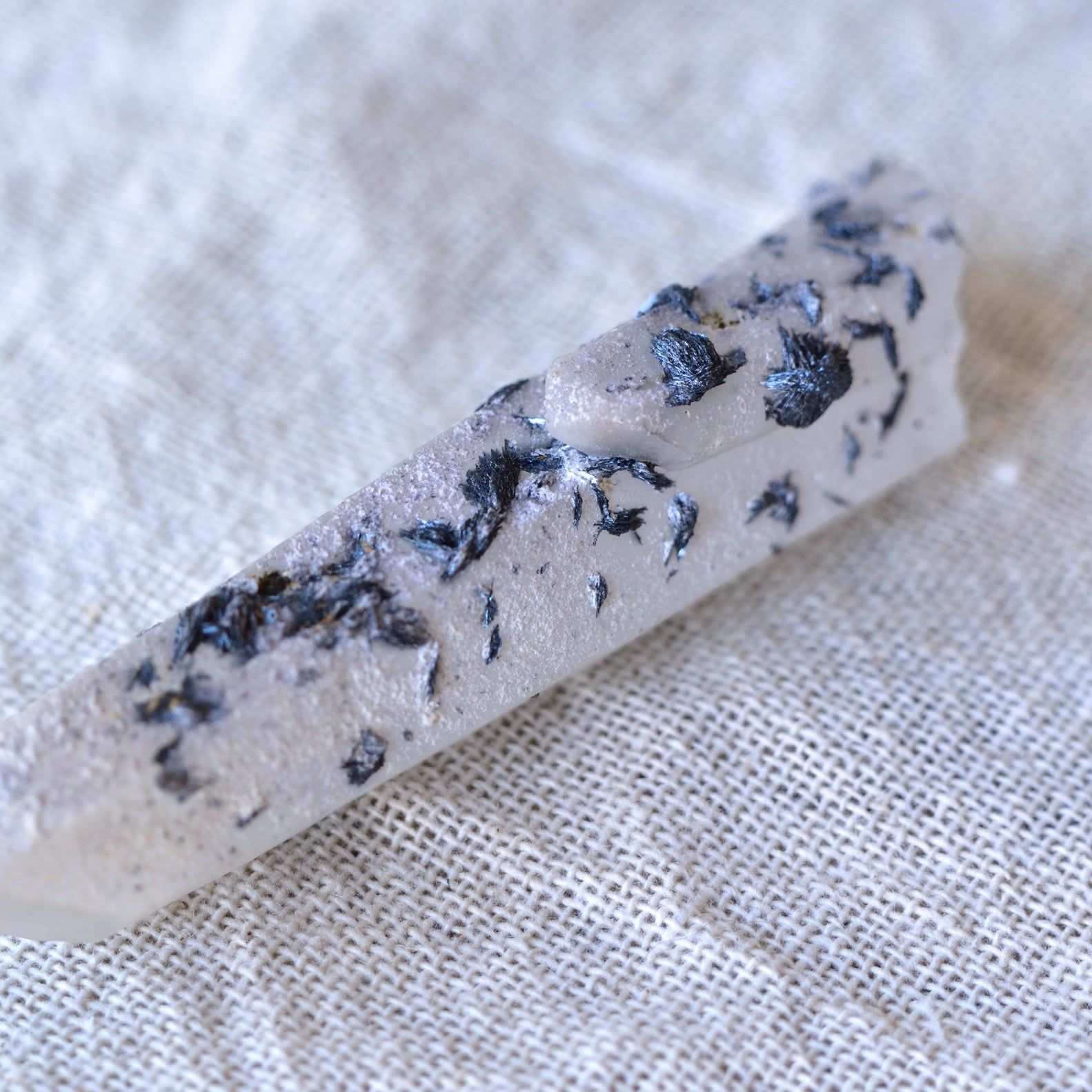 カルサイト・イン・クォーツ　ヘマタイト　Protective Channeling Wand　内モンゴル産　40g