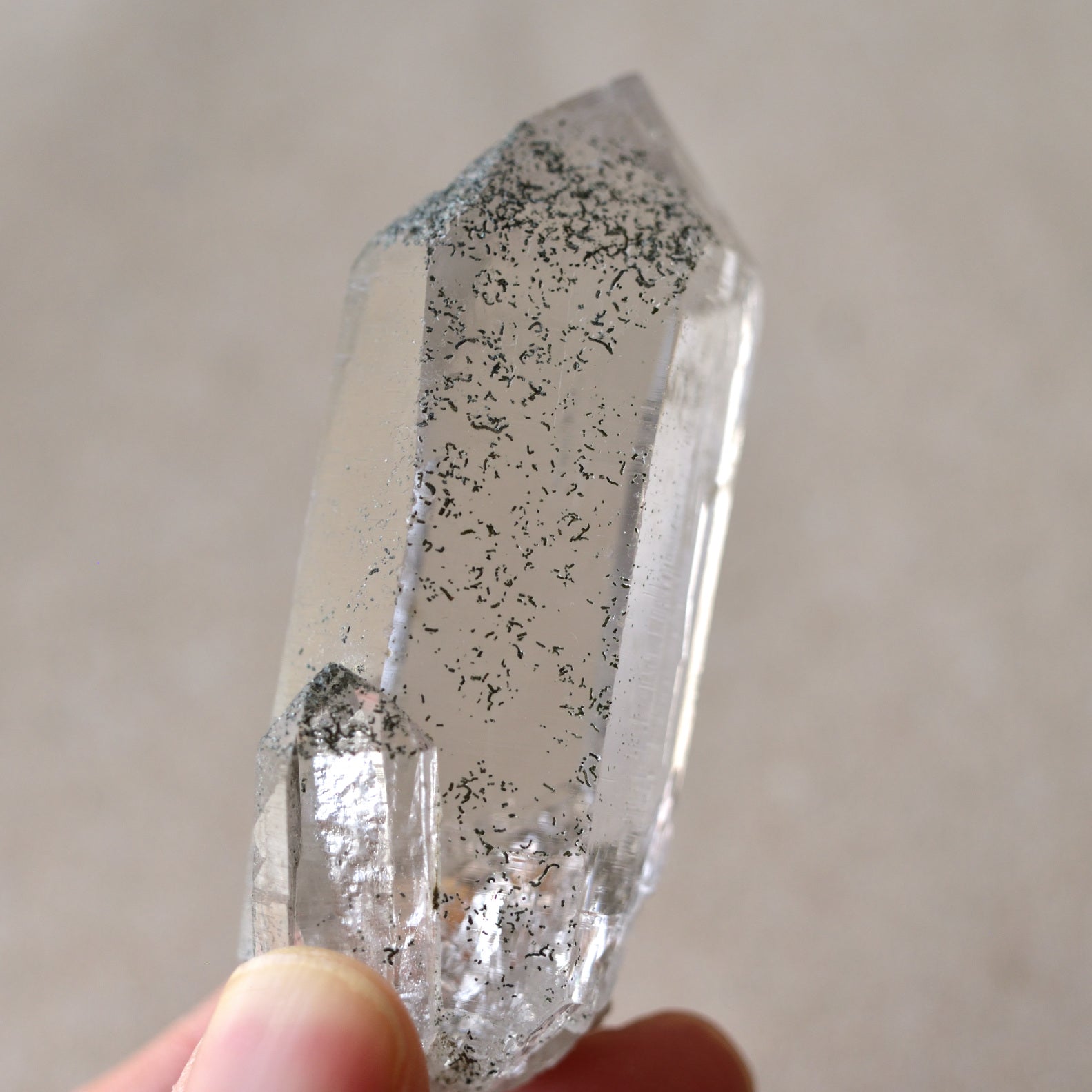 虹入り【クローライト】パキスタン スカルドゥ産 ヒマラヤ水晶 76g ヒマラヤ水晶 クローライト Centering パキスタン・スカルドゥ産 58g