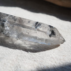 チベタン・クォーツ　両剣水晶　シンギングクリスタル　ファントム　”陰陽”　チベット産　188g